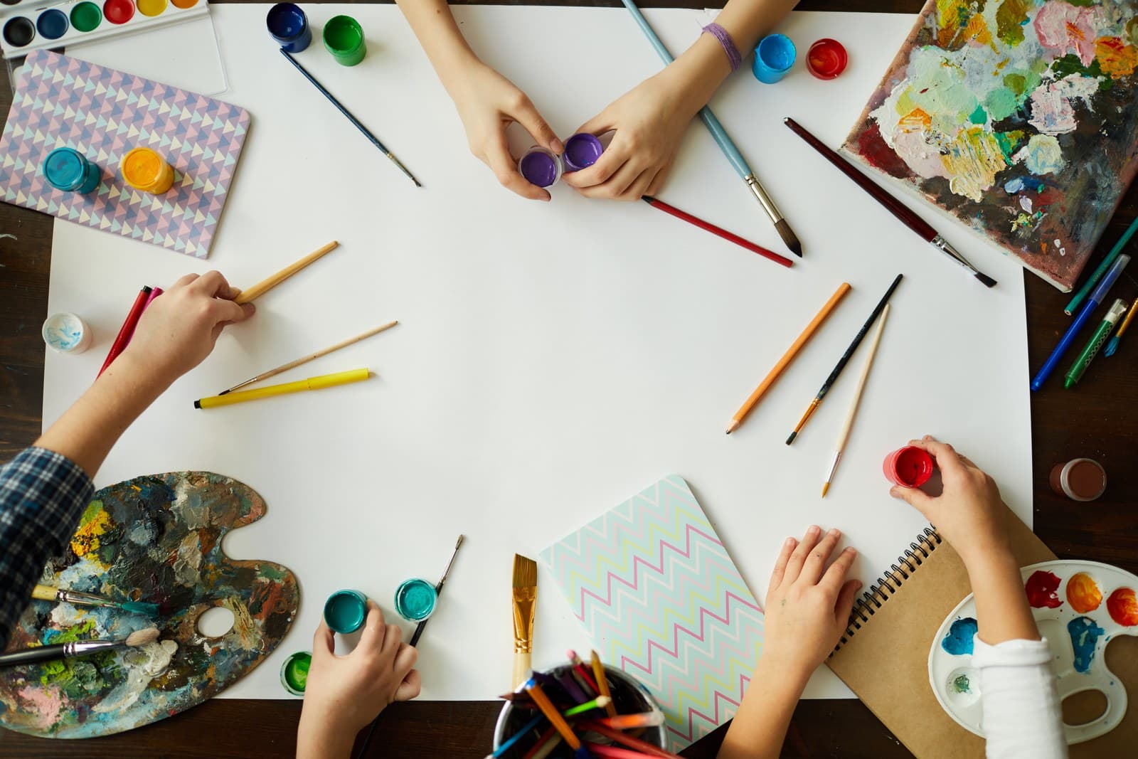 絵の具とブラシで大きな白い帆布