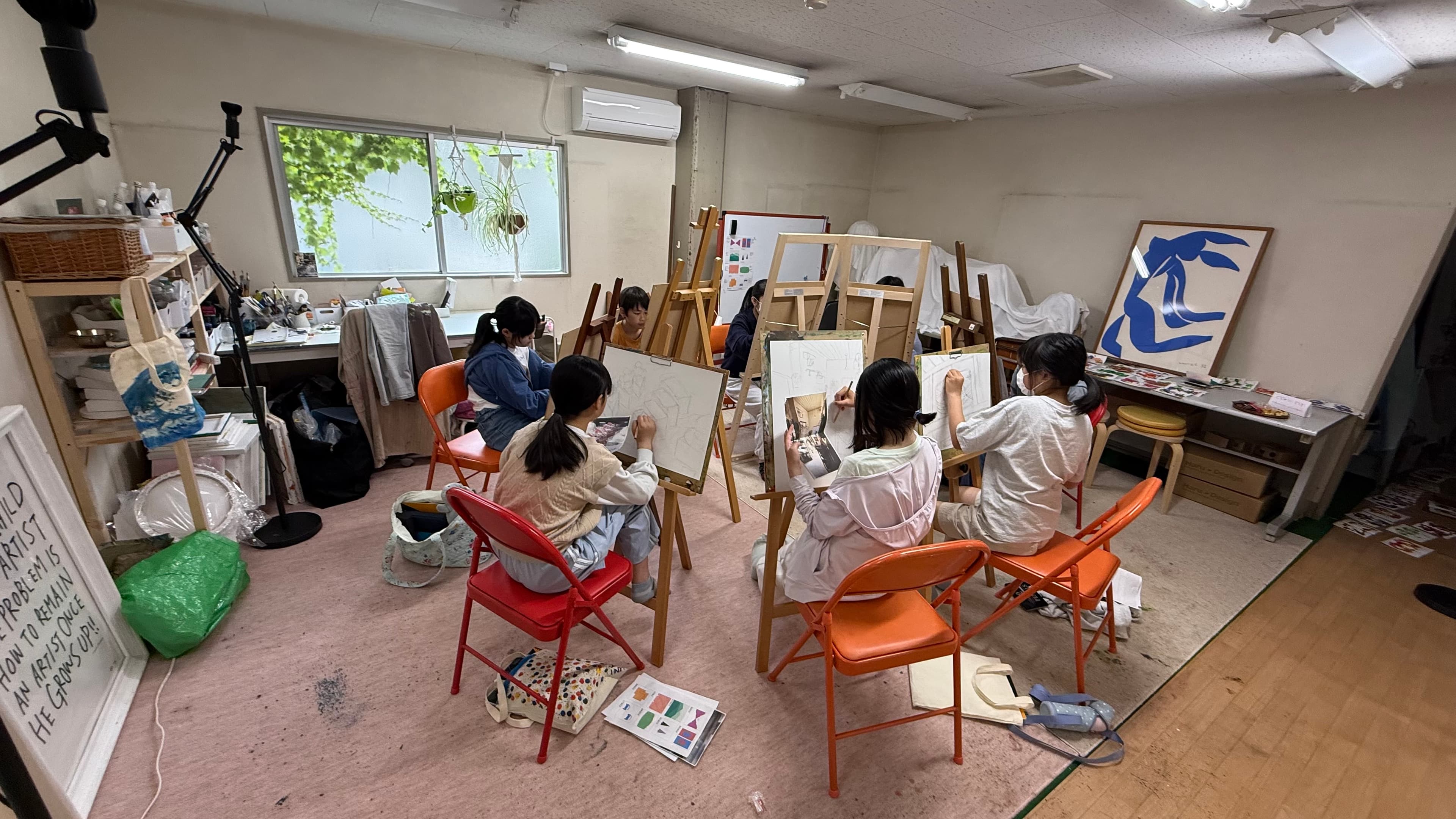 研究クラスの生徒たちが商店街を描く様子